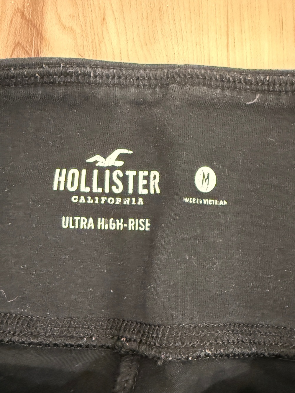 Hollister Ultra High Rise Black Leggings - Picture 3 of 4